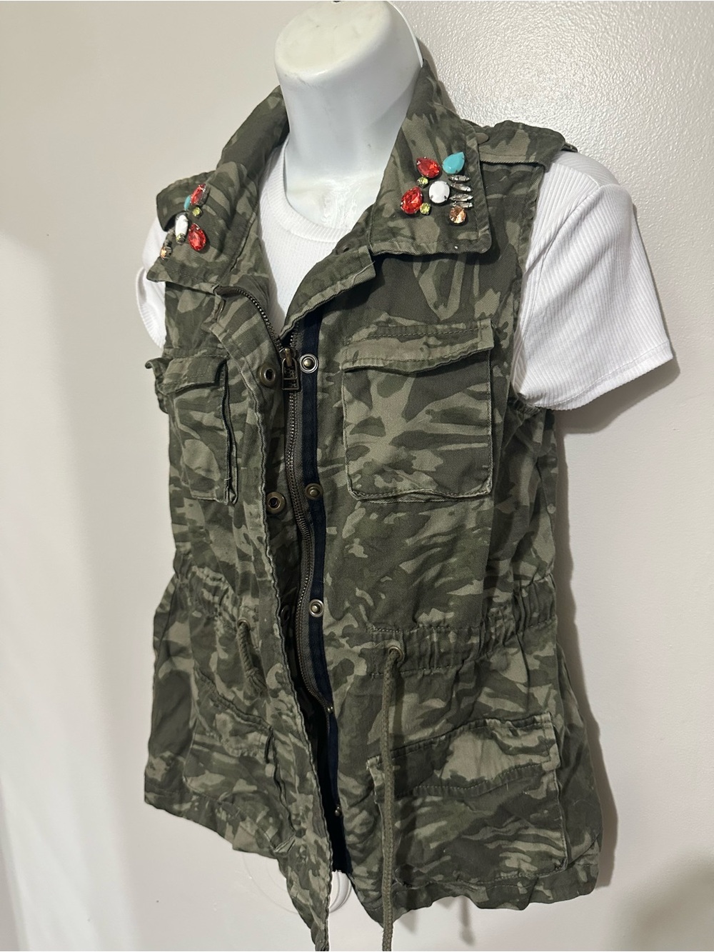 Decree Camo Utility Vest Size M Embellished Collar Military Style